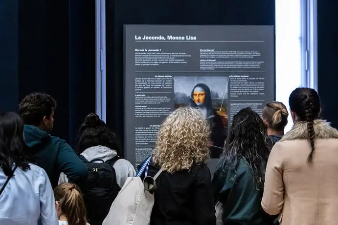 Návštěvníci sledují interaktivní expozici v muzeu